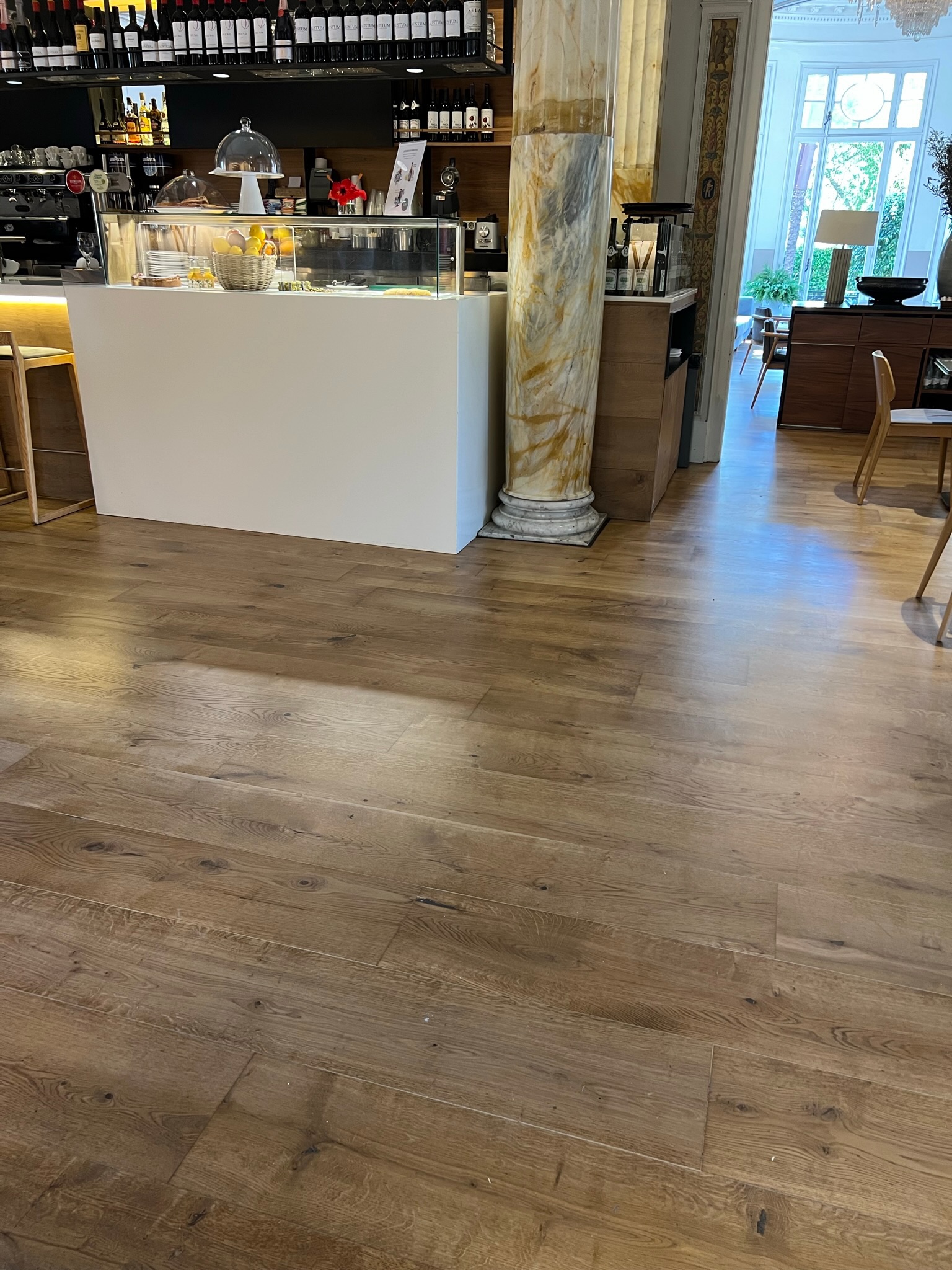 Zona gimnasio suelo madera alto tránsito