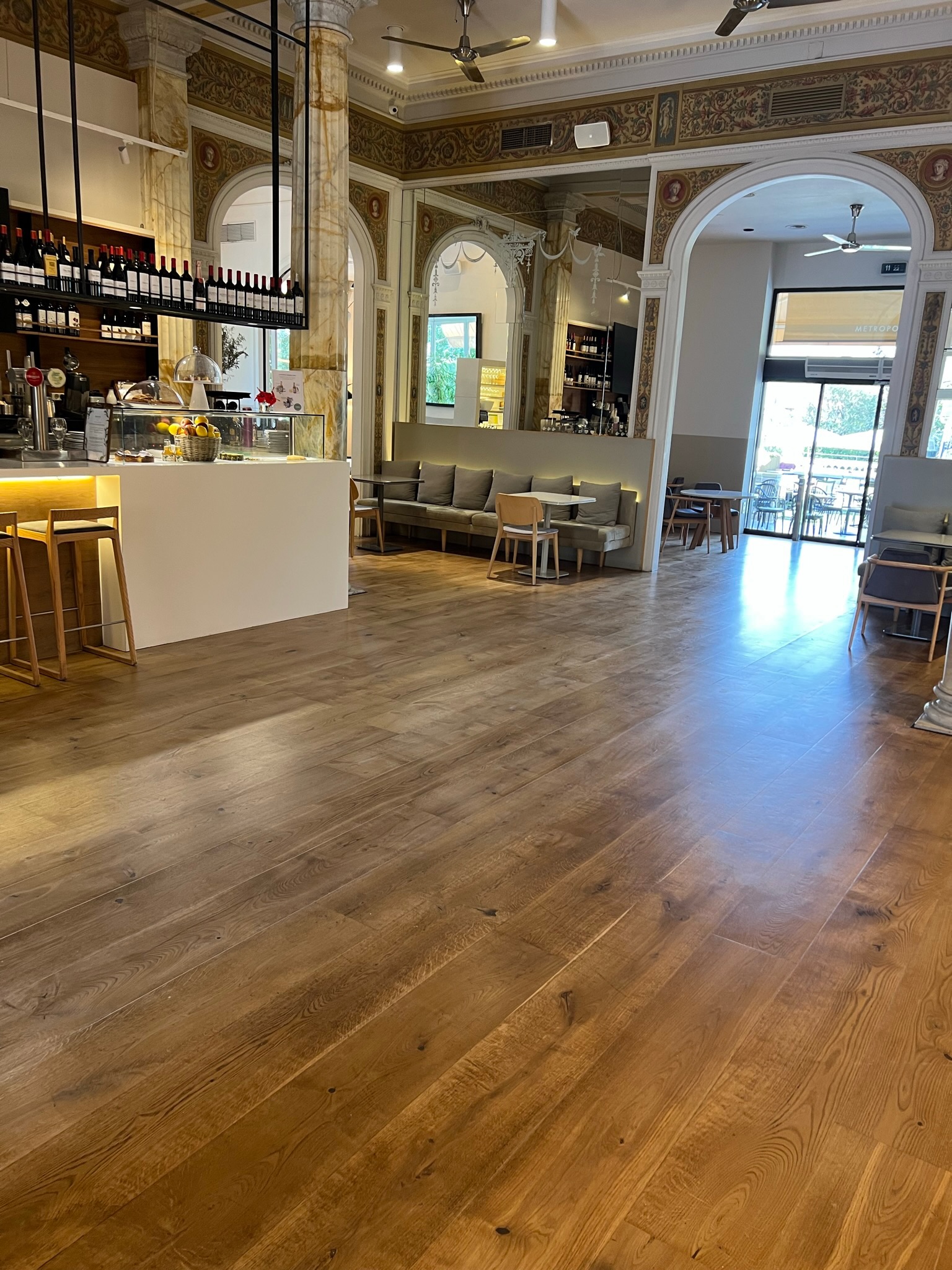 Metropolitan Iradier Barcelona, parquet tras pulido y barnizado