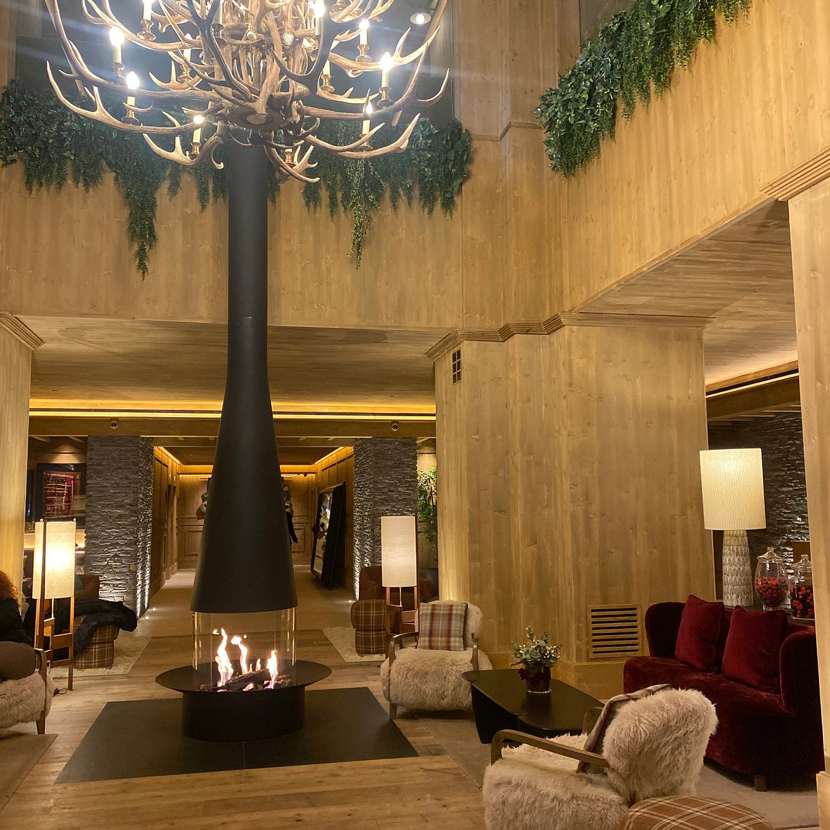 Hotel MIM Baqueira Valle de Arán — instalación de parquet en habitación del hotel de alta montaña