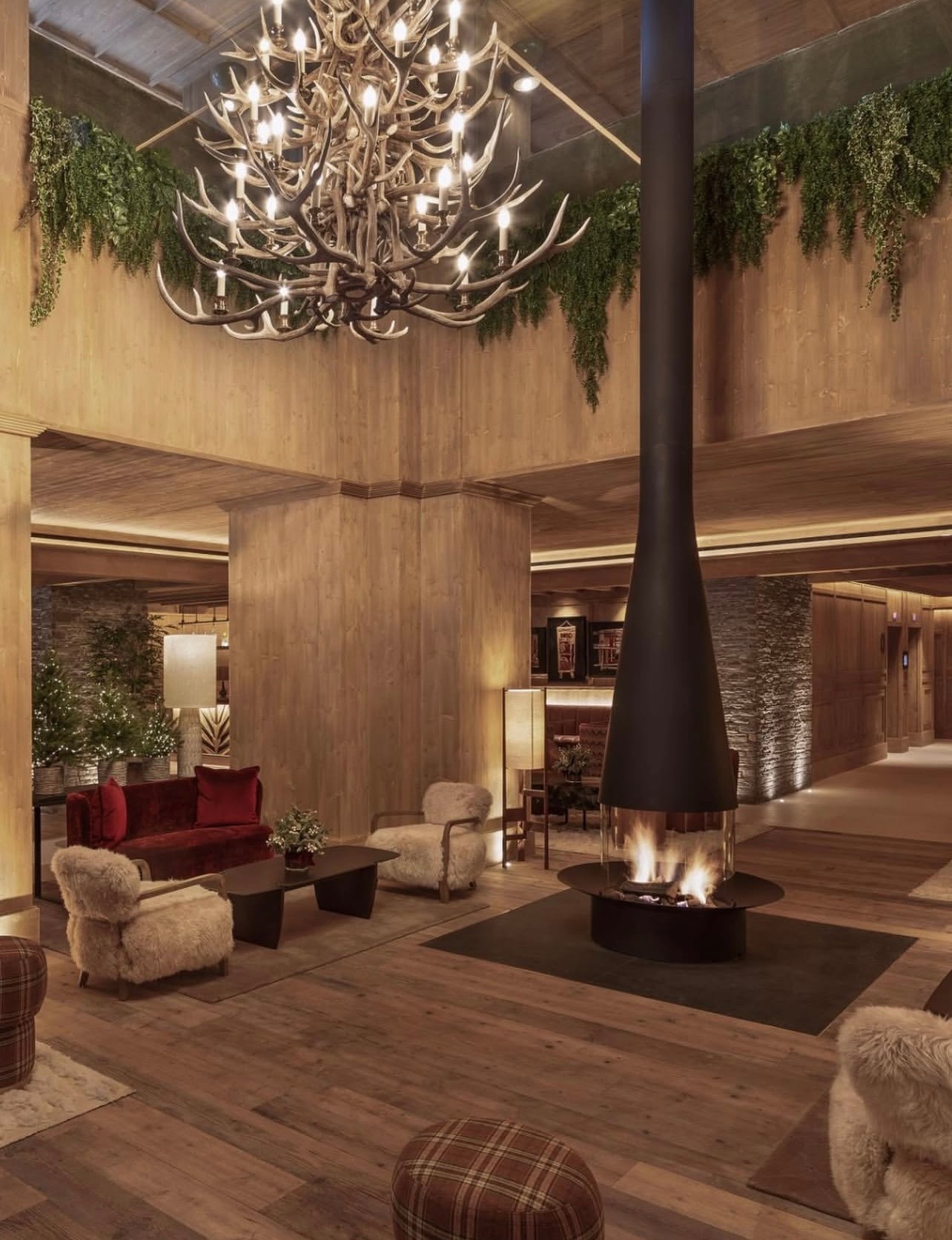 Hotel MIM Baqueira Valle de Arán — continuidad del pavimento de madera en zona común