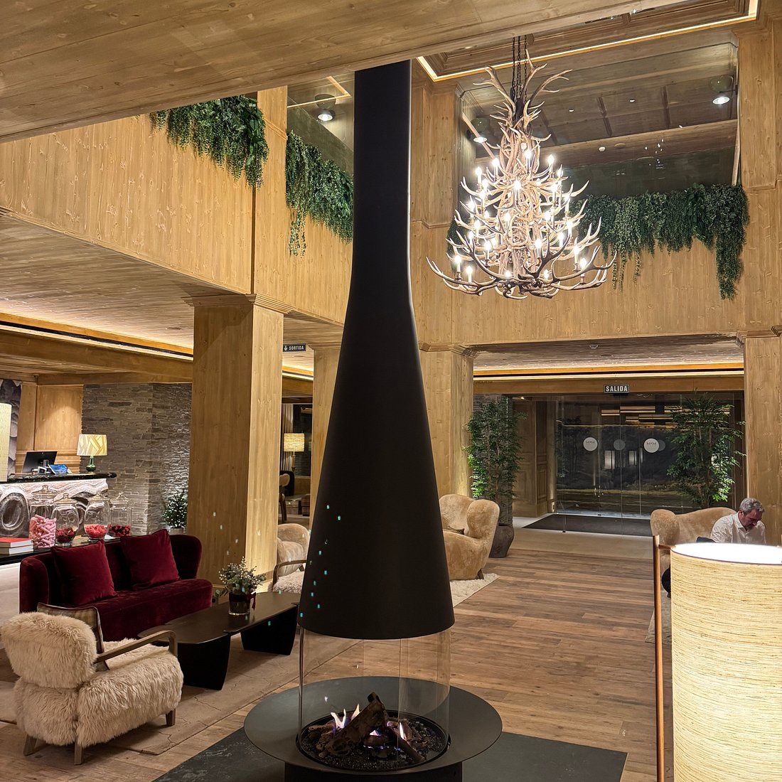 Hotel MIM Baqueira Valle de Arán — acabado rústico del parquet en armonía con el entorno