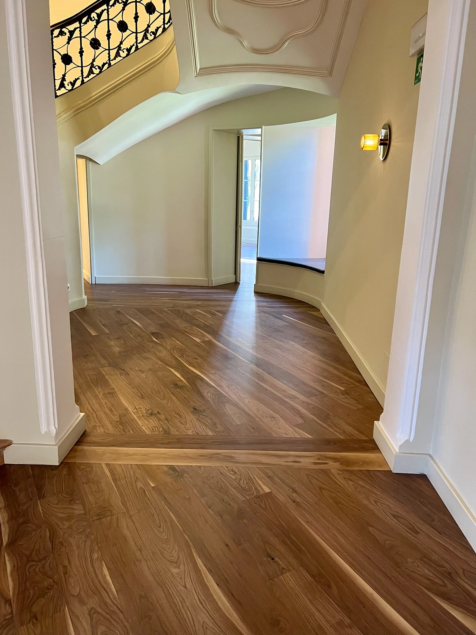 Hotel La Torre del Remei Cerdanya, salón con pavimento de madera restaurado